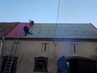 Remont dachu, blacha czerwona